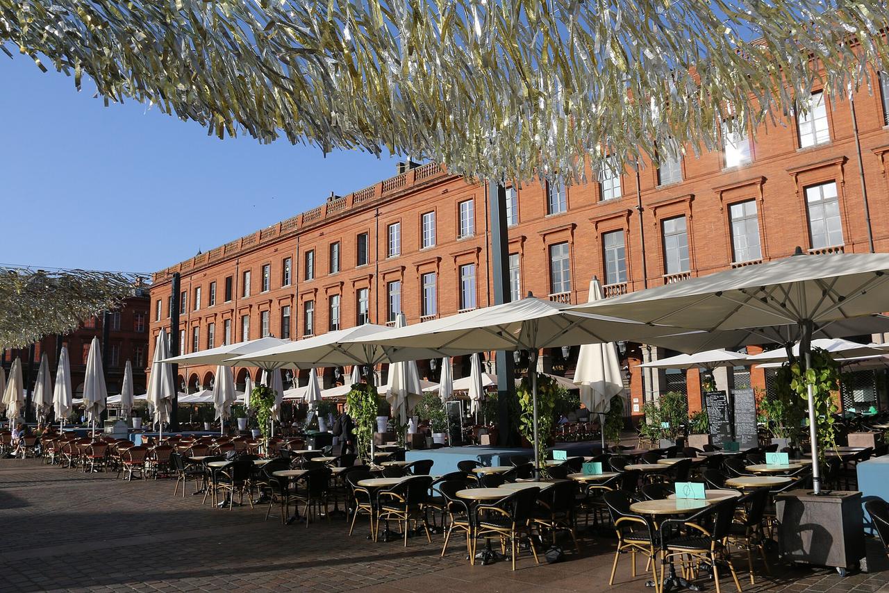 Place de Toulouse avec terrasses et bâtiments en brique